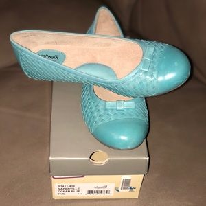 Women’s SoftWalk Naperville Flat (Size 7.5M)
